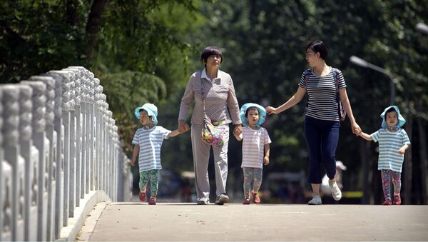 中國十三屆全國人大一次會議或討論全面放開三孩政策 - 俄羅斯衛星通訊社
