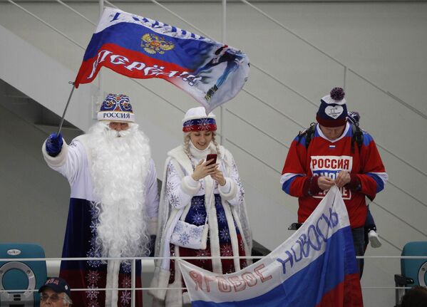 俄羅斯觀眾打扮成嚴寒老人和雪姑娘 - 俄羅斯衛星通訊社