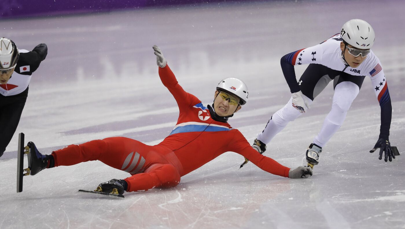 朝鲜短道速滑选手摔倒伸手去抓对手冰鞋- 2018年2月21日, 俄罗斯卫星通讯社