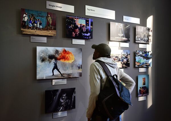 為紀念今日俄羅斯國際新聞通訊社這位犧牲了的記者,每年都舉行國際攝影比賽。今天將在莫斯科宣佈獲獎者。今年有77個國家寄來了6000多張參賽照片。 為紀念今日俄羅斯國際新聞通訊社這位犧牲了的記者,每年都舉行國際攝影比賽。今天將在莫斯科宣佈獲獎者。今年有77個國家寄來了6000多張參賽照片。 - 俄羅斯衛星通訊社