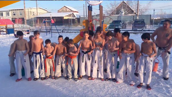 俄羅斯雅庫特居民向小李子發起“冰桶挑戰”（視頻） - 俄羅斯衛星通訊社