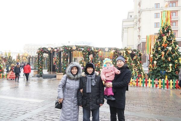 海燕(音译)来自武汉,她和父亲、老公和小女儿一起来到莫斯科。 海燕(音译)来自武汉,她和父亲、老公和小女儿一起来到莫斯科。 - 俄罗斯卫星通讯社