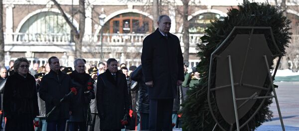 普京向无名烈士墓献花 普京向无名烈士墓献花 - 俄罗斯卫星通讯社