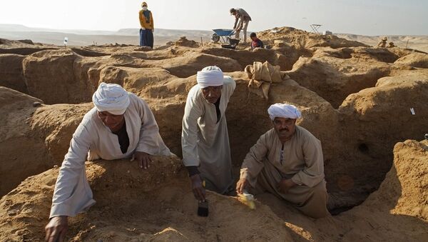 在开罗南部发现了一个带有石棺和宝藏的大型古埃及墓地 - 俄罗斯卫星通讯社