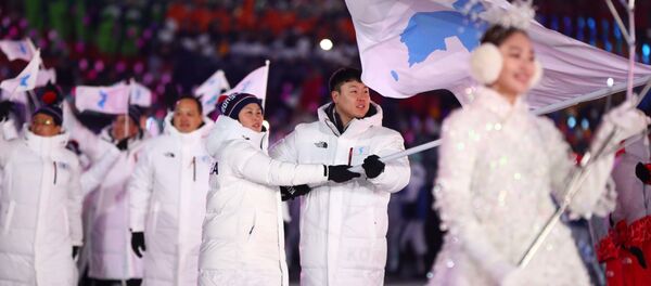 Спортсмены Hwang Chung Gum и Wun Yunjong несут флаг Кореи во время церемонии открытия Олимпийских зимних игр в Пхенчхане - 俄羅斯衛星通訊社