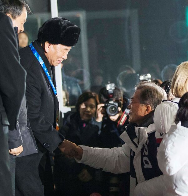 朝鮮代表團團長和韓國總統在冬奧會閉幕式上握手。 - 俄羅斯衛星通訊社