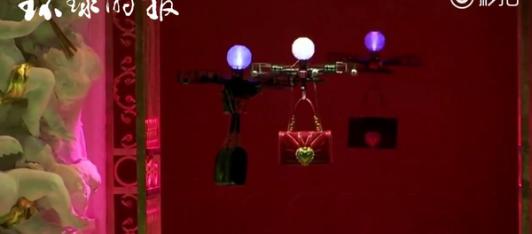 米兰时装周秀场 无人机代替模特展示新款包包 - 俄罗斯卫星通讯社