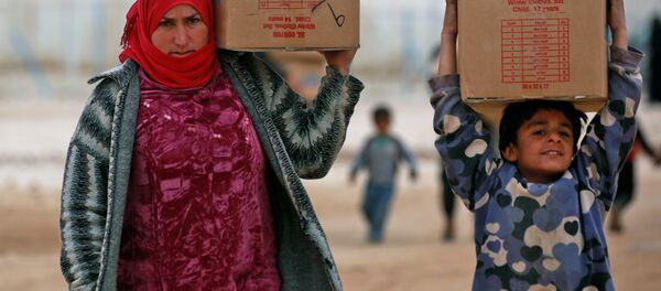 俄军人在叙利亚哈塞克省一镇分发食品并提供医疗帮助 - 俄罗斯卫星通讯社