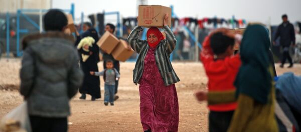 俄軍人向敘利亞阿勒頗省居民分發人道主義援助 俄軍人向敘利亞阿勒頗省居民分發人道主義援助 - 俄羅斯衛星通訊社