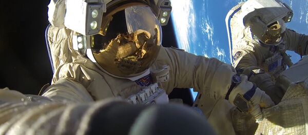 Космонавты Роскосмоса Антон Шкаплеров и Александр Мисуркин во время выхода в открытый космос - 俄罗斯卫星通讯社