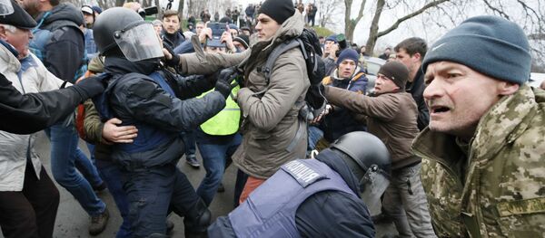 乌强力部门人员在基辅与萨卡什维利的支持者发生肢体冲突 - 俄罗斯卫星通讯社