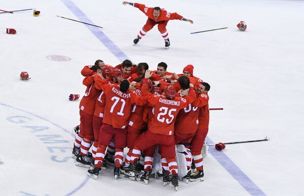 俄羅斯冰球運動員慶祝在平昌冬奧會上擊敗德國隊獲勝。 - 俄羅斯衛星通訊社