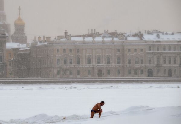 一名男子在聖彼得堡涅瓦河游泳。 - 俄羅斯衛星通訊社