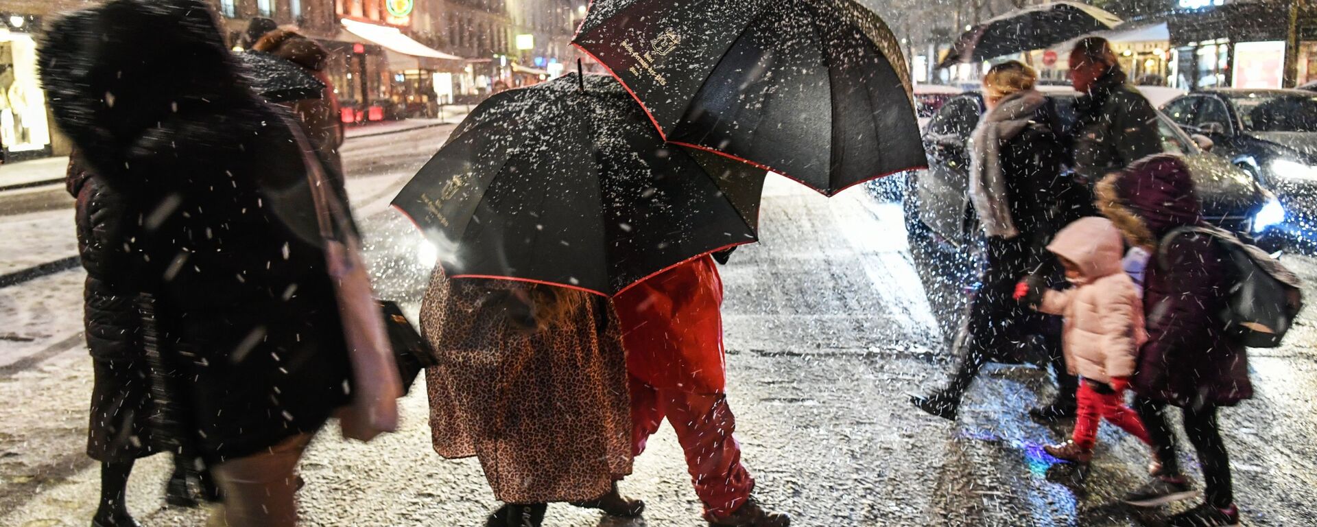 Прохожие на пешеходном переходе во время снегопада в Париже - 俄羅斯衛星通訊社, 1920, 23.09.2021
