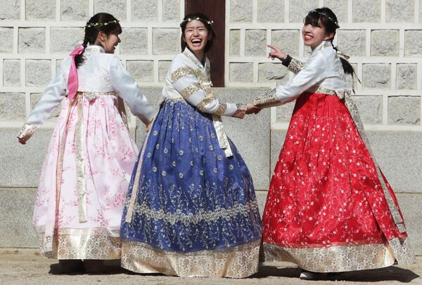 首爾一名女子身著韓國傳統服裝。 - 俄羅斯衛星通訊社
