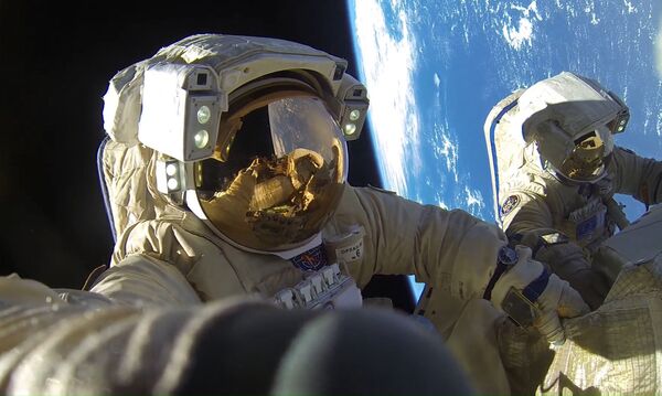 宇航員安東·什卡普列羅夫和亞歷山大·米舒爾金在太空行走 - 俄羅斯衛星通訊社