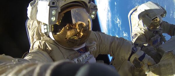Космонавты Роскосмоса Антон Шкаплеров и Александр Мисуркин во время выхода в открытый космос - 俄罗斯卫星通讯社
