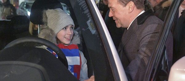 俄總理向俄奧運會獎牌獲得者頒發汽車鑰匙 - 俄羅斯衛星通訊社