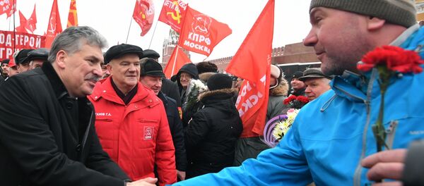 Кандидат в президенты РФ Павел Грудинин и руководитель партии КПРФ Геннадий Зюганов перед возложением цветов и венков к Мавзолею В.И. Ленина - 俄羅斯衛星通訊社