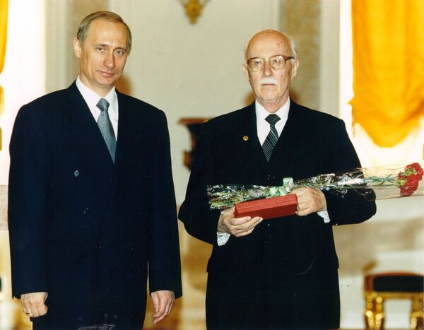 1999年，齐赫文斯基因《中国的改革与革命》系列丛书获得国家奖。普京总统亲自颁奖。 - 俄罗斯卫星通讯社