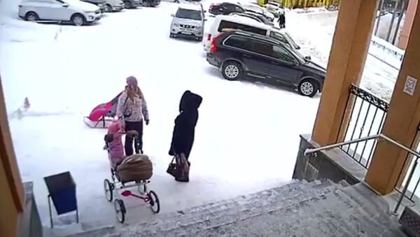 一个一岁半的女孩将自己的母亲从“雪崩”中救出 - 俄罗斯卫星通讯社