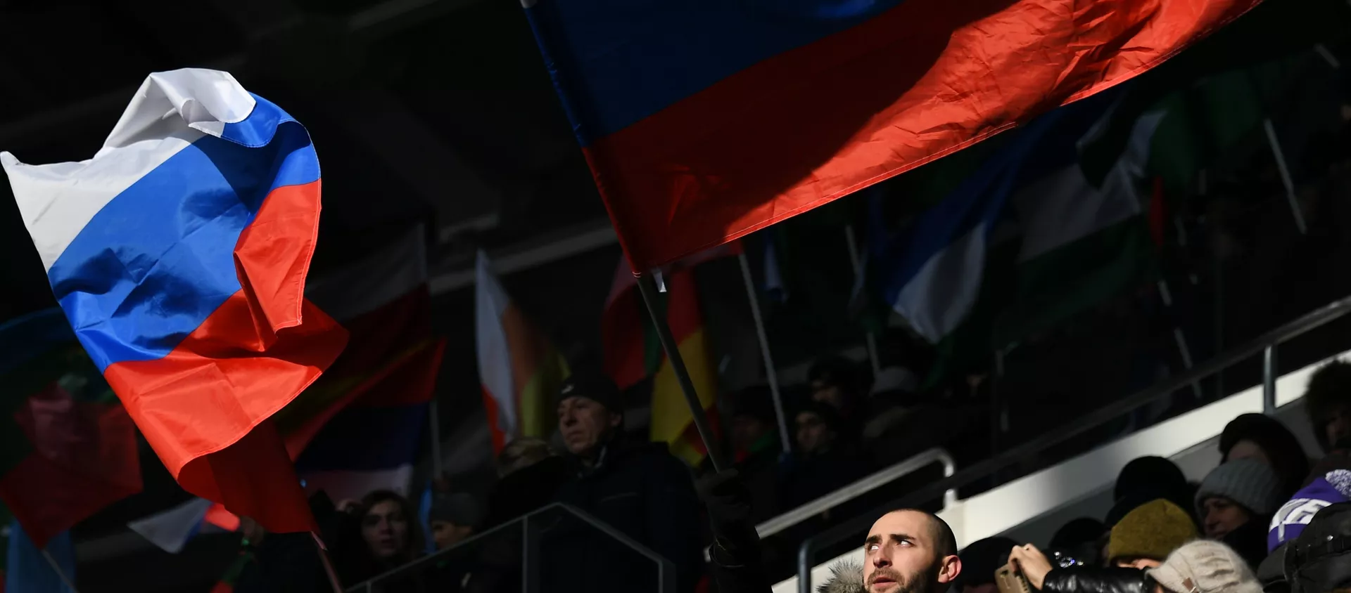Флаги России на митинге За сильную Россию! в поддержку кандидата в президенты РФ Владимира Путина на стадионе Лужники - 俄羅斯衛星通訊社, 1920, 19.06.2021