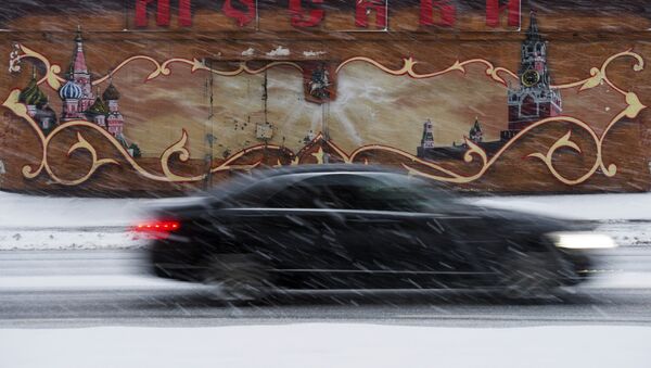 Автомобиль на дороге во время снегопада в Москве - 俄罗斯卫星通讯社