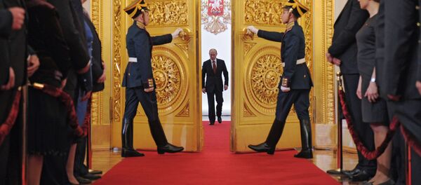 Избранный президент РФ Владимир Путин в Андреевском зале Большого Кремлевского дворца во время церемонии инаугурации, 2012 год - 俄罗斯卫星通讯社