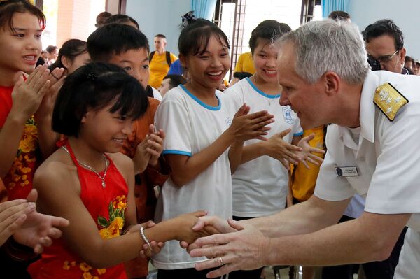 观察家们指出，美国航母抵达越南港恰逢北京举行两会。这是巧合？还是美越双方在就访问细节讨论了一年后企图向中国施加军事和心理压力？这个问题也是美国总统特朗普和越南国家主席陈大光2月14日最近一次通话的话题之一。 - 俄罗斯卫星通讯社