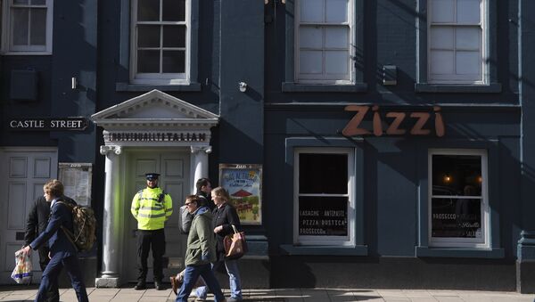 A police officer stands guard outside a branch of the Italian chain restaurant Zizzi close to The Maltings shopping centre in Salisbury - 俄罗斯卫星通讯社