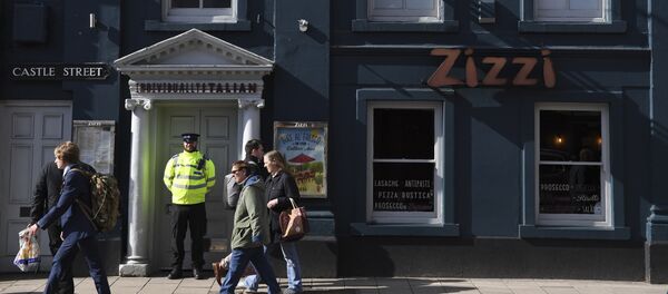 A police officer stands guard outside a branch of the Italian chain restaurant Zizzi close to The Maltings shopping centre in Salisbury A police officer stands guard outside a branch of the Italian chain restaurant Zizzi close to The Maltings shopping centre in Salisbury - 俄羅斯衛星通訊社