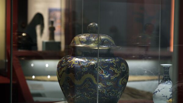 在法國閣樓上發現的中國花瓶在拍賣會上被以創紀錄的1600萬歐元售出 - 俄羅斯衛星通訊社