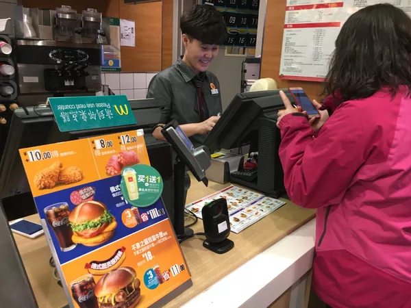 中國麥當勞菜單中最受歡迎的‘俄式紅腸堡' 中國麥當勞菜單中最受歡迎的‘俄式紅腸堡' - 俄羅斯衛星通訊社