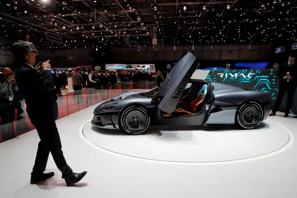 參觀者在拍攝一輛克羅地亞純電動超跑Rimac 2代 參觀者在拍攝一輛克羅地亞純電動超跑Rimac 2代 - 俄羅斯衛星通訊社
