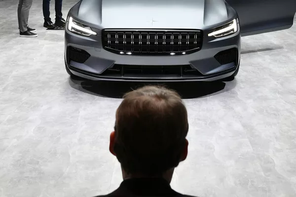一位參觀者在端詳沃爾沃Polestar 1 一位參觀者在端詳沃爾沃Polestar 1 - 俄羅斯衛星通訊社