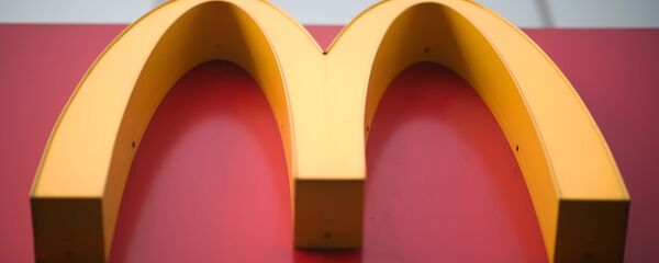 Вывеска ресторана быстрого питания McDonald's  - 俄羅斯衛星通訊社