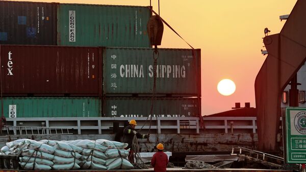 Workers loading ships at a port in Nantong - 俄羅斯衛星通訊社