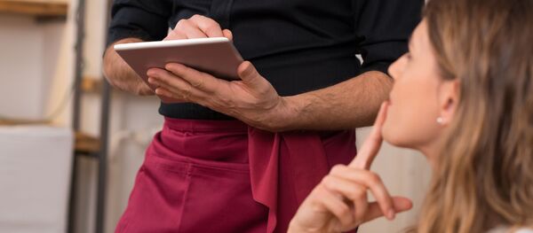 美国服务员将数十万美元支票物归原主 - 俄罗斯卫星通讯社