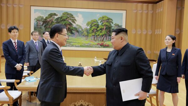 North Korean leader Kim Jong Un shakes hands with Chung Eui-yong who is leading a special delegation of South Korea's President - 俄羅斯衛星通訊社