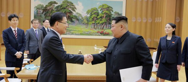 North Korean leader Kim Jong Un shakes hands with Chung Eui-yong who is leading a special delegation of South Korea's President - 俄罗斯卫星通讯社