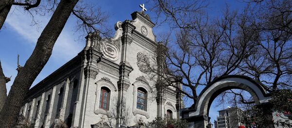 A man visits the Nantang Catholic Church in Beijing - 俄羅斯衛星通訊社
