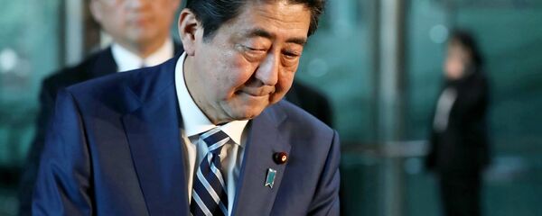 Japan's Prime Minister Shinzo Abe appears before journalists at his office in Tokyo - 俄罗斯卫星通讯社
