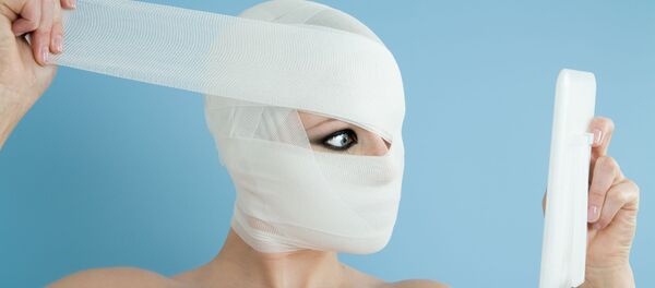 Девушка после пластической операции  - 俄罗斯卫星通讯社