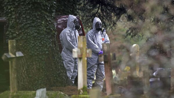 Forensic officers work at the cemetery in Salisbury, England - 俄罗斯卫星通讯社