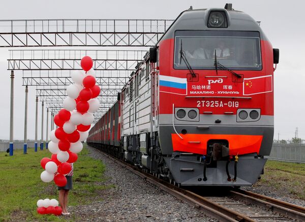 中国通信建设集团有限公司、中铁国际集团、光大建设集团等中国大型公司都对它们感兴趣。2月在哈尔滨我们同中铁国际集团事业部总经理梁恩广举行了工作会晤。双方签署了合作备忘录。这家中国大型企业准备建设连接滨海边疆区港口和中国边境省份的公路。 - 俄罗斯卫星通讯社