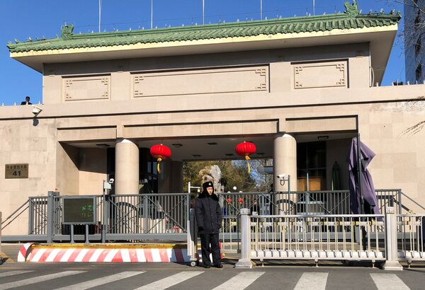 有關國家和地方監察委員會的條款包含在《憲法》國家機構一章。正如許多法律學者指出的那樣,實際上在中國還有一個權力分支--監督權利。值得指出的是,在基本法中有關國家監察委員會的條款先於有關法院和檢察院的條款。 有關國家和地方監察委員會的條款包含在《憲法》國家機構一章。正如許多法律學者指出的那樣,實際上在中國還有一個權力分支--監督權利。值得指出的是,在基本法中有關國家監察委員會的條款先於有關法院和檢察院的條款。 - 俄羅斯衛星通訊社