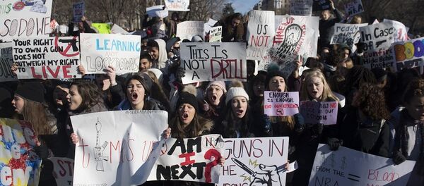 美国数千名学生齐聚白宫自发为佛罗里达枪击案遇难者默哀 - 俄罗斯卫星通讯社