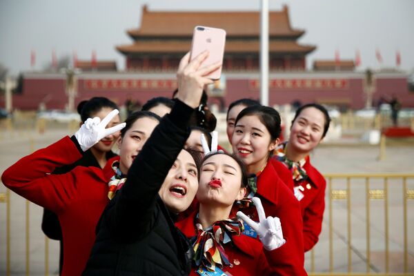 第十三届全国人民代表大会开幕期间在天安门广场拍照的姑娘们。 - 俄罗斯卫星通讯社