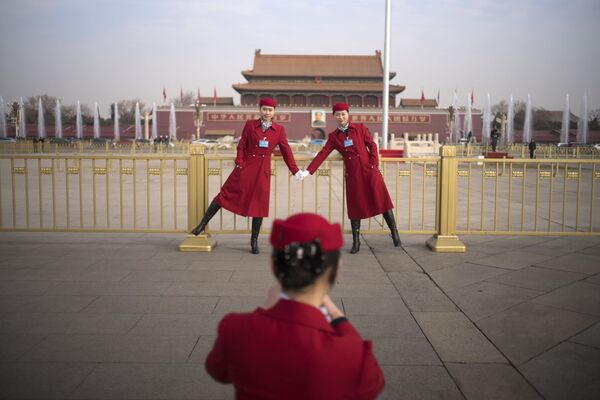 姑娘們在北京天安門廣場自拍。 - 俄羅斯衛星通訊社