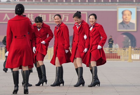 姑娘们在北京天安门广场自拍。 - 俄罗斯卫星通讯社